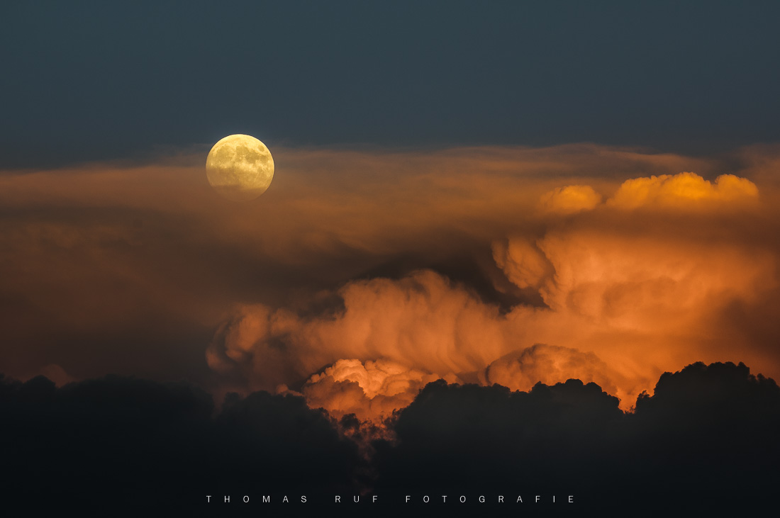 Vollmond über Gewitterwolke | Burgistein BE