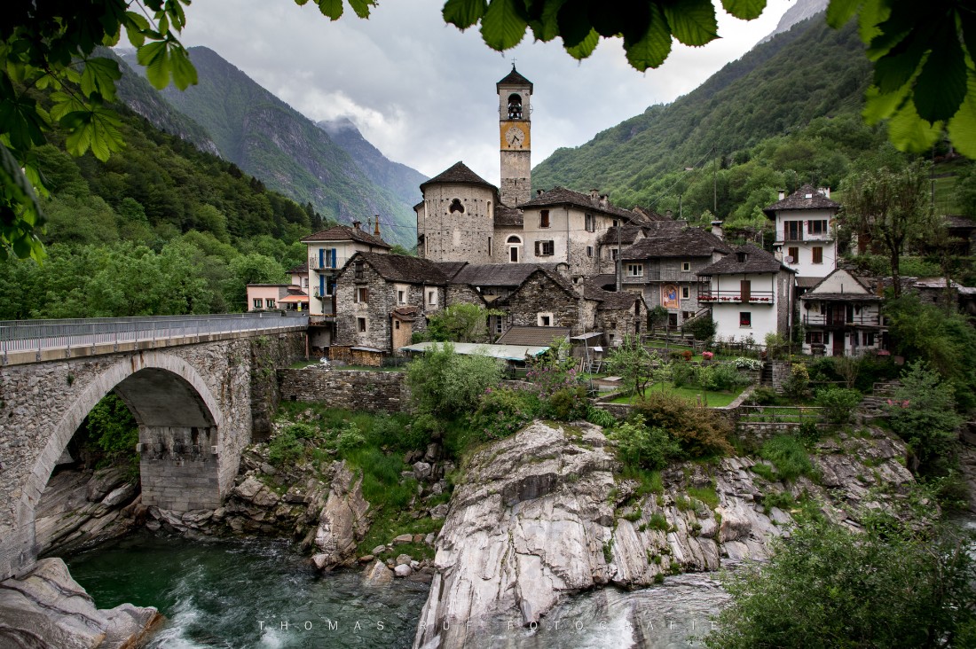 Frühlingsstimmung in Lavertezzo – Kirche und Brücke vor alpiner Kulisse im Tessin