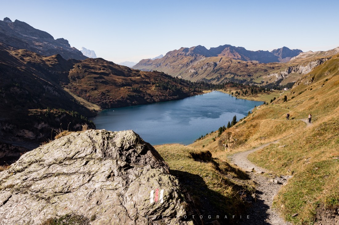 Engstlensee im Berner Oberland an einem klaren Oktobertag – ruhiger Bergsee umgeben von herbstlicher Alpenlandschaft